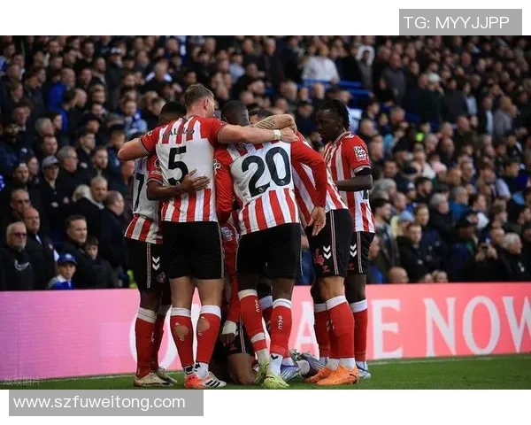 足球明星因冲突被指打人反被推倒现场视频引发热议